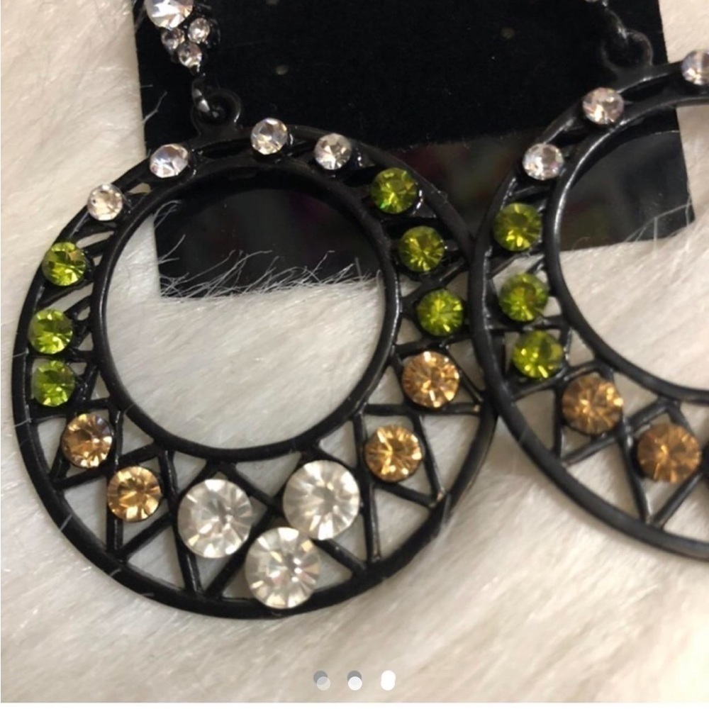 Formal earring set ๐ค๐โโโโโโโโโโโโโโโโโโโโโโโโโ - Picture 3 of 3